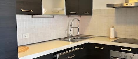 Fridge, oven, stovetop, coffee/tea maker