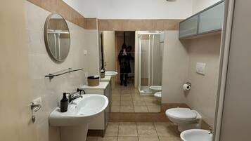 Suihku, hiustenkuivaaja, pyyhkeet