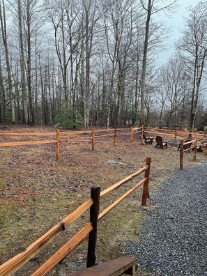Property grounds - Cozy 2-bedroom cabin in peaceful Cosby with AC (Cosby)