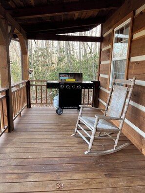 Property grounds - Cozy 2-bedroom cabin in peaceful Cosby with AC (Cosby)
