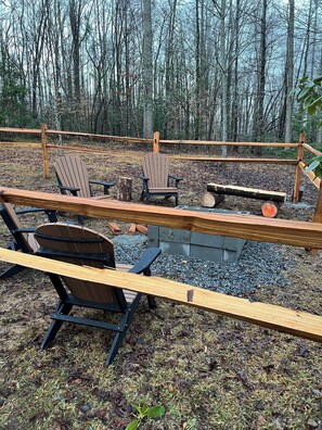 Property grounds - Cozy 2-bedroom cabin in peaceful Cosby with AC (Cosby)