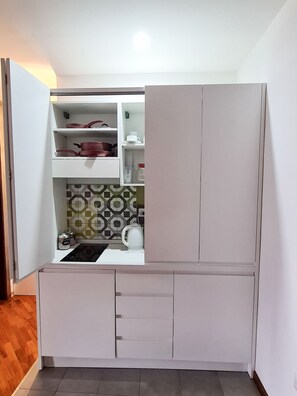 Kühlschrank, Herdplatte, Wasserkocher mit Kaffee-/Teezubehör