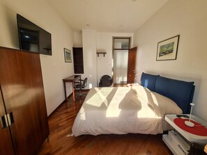1 Schlafzimmer, Schreibtisch, WLAN, Bettwäsche