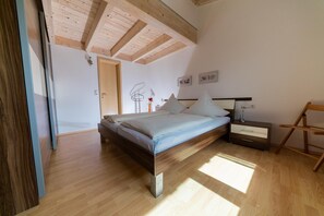 2 chambres, coffres-forts dans les chambres, fer et planche à repasser