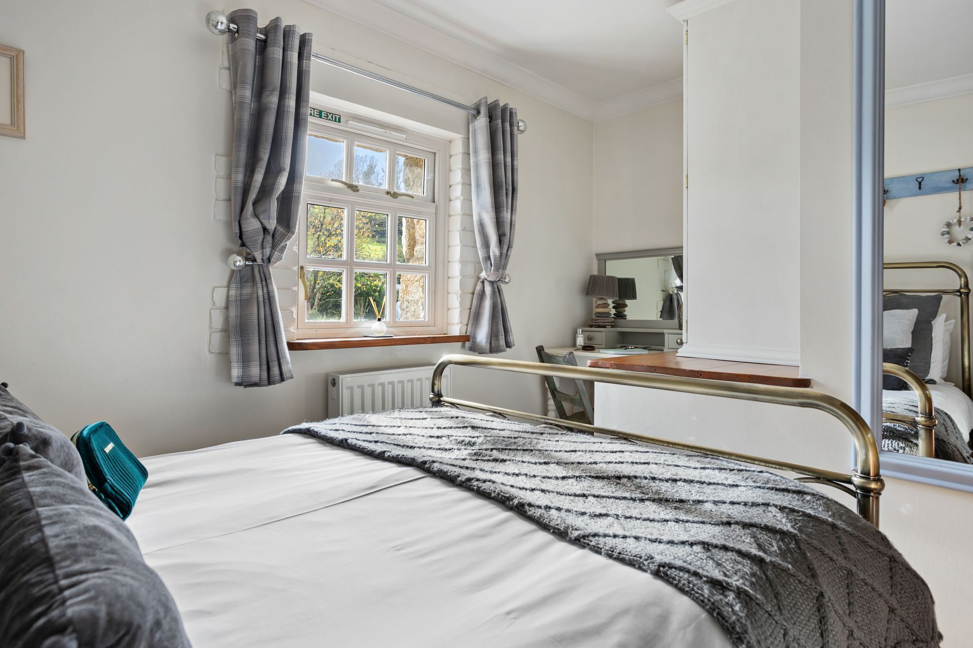 Iron/ironing board, Internet, bed sheets