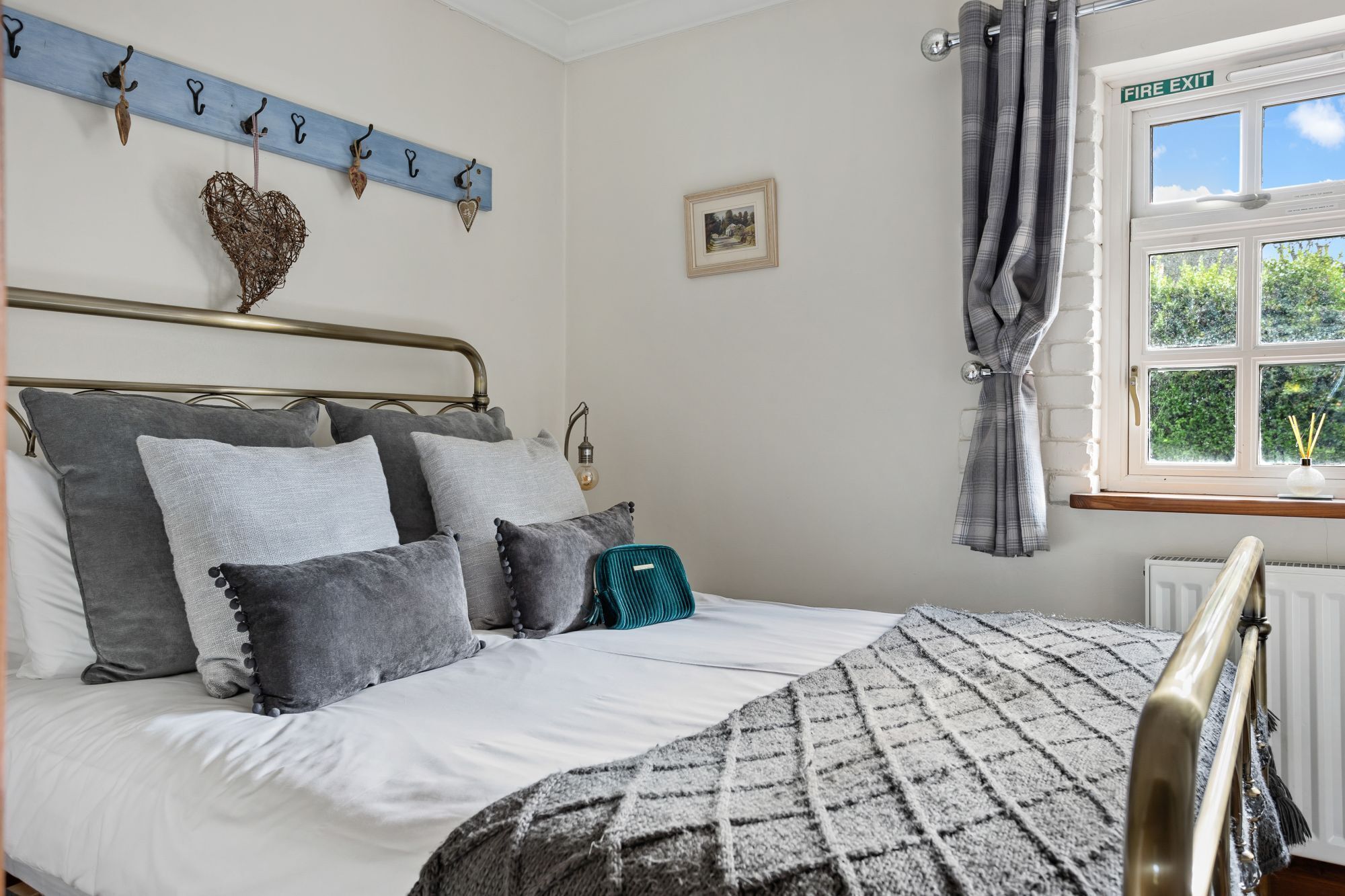 Ferros/tábuas de passar roupa, acesso à internet, roupa de cama