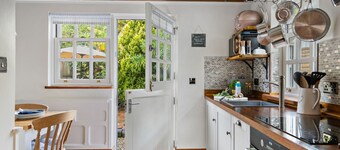 Beryas Cottage -  Pet Friendly - Free WiFi & Parking - Fireplace