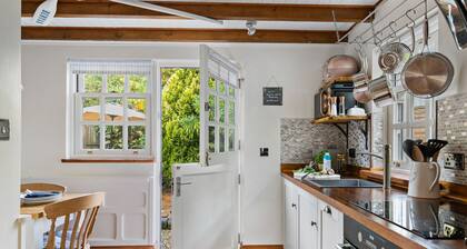 Beryas Cottage - Pet Friendly - Free WiFi & Parking - Fireplace