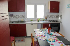 Kühlschrank, Ofen, Herdplatte, Geschirrspüler