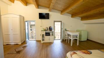 1 bedroom, desk, WiFi, bed sheets