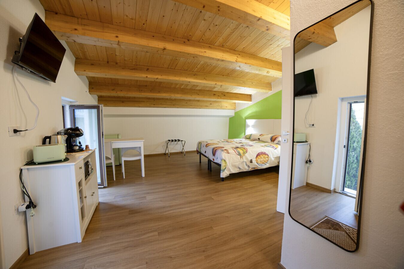 1 bedroom, desk, WiFi, bed sheets