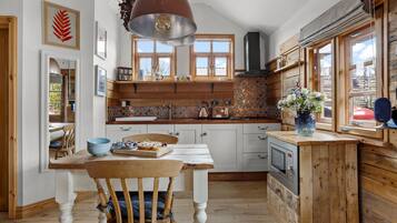 Réfrigérateur, micro-ondes, plaque de cuisson, lave-vaisselle