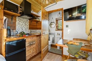 Fridge, microwave, stovetop, coffee/tea maker - Poldhu -  Pet Friendly - Free parking and WiFi (Buryas Bridge)