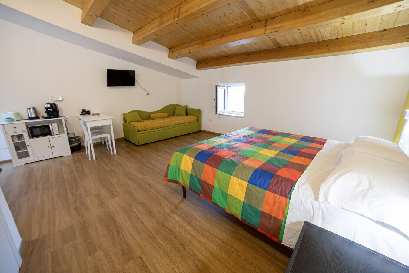 Una scrivania, Wi-Fi, lenzuola