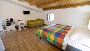 Una scrivania, Wi-Fi, lenzuola