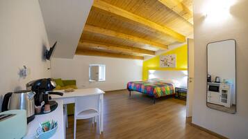 Una scrivania, Wi-Fi, lenzuola