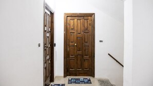 A wooden door with a number '10' above it, a doormat with the word 'HOME', and a handrail on the right. - Casa Arduini - Supino (Supino)