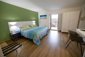 2 bedrooms, desk, WiFi, bed sheets