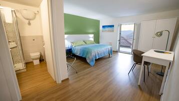 2 bedrooms, desk, WiFi, bed sheets