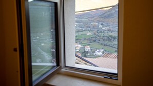 A window with a view of a rural landscape, including fields and houses. - Casa Anele - Morano Calabro (Morano Calabro)