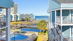 Een resort met meerdere gebouwen, een zwembad en uitzicht op de oceaan.