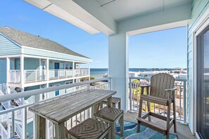 Outdoor dining - 🌞🌴Baywatch G9 | Water Views + Walk to Beach | Handicap Accessible (Pensacola Beach)