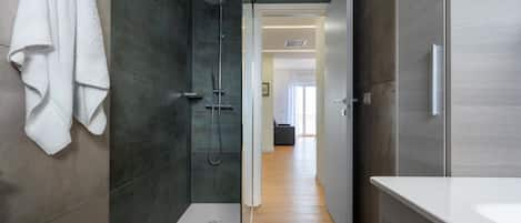 Shower, bidet, towels