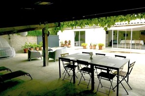 Outdoor dining - Gîte la Tuilerie - Charming house with terrace & jacuzzi in Espondeilhan (Espondeilhan)