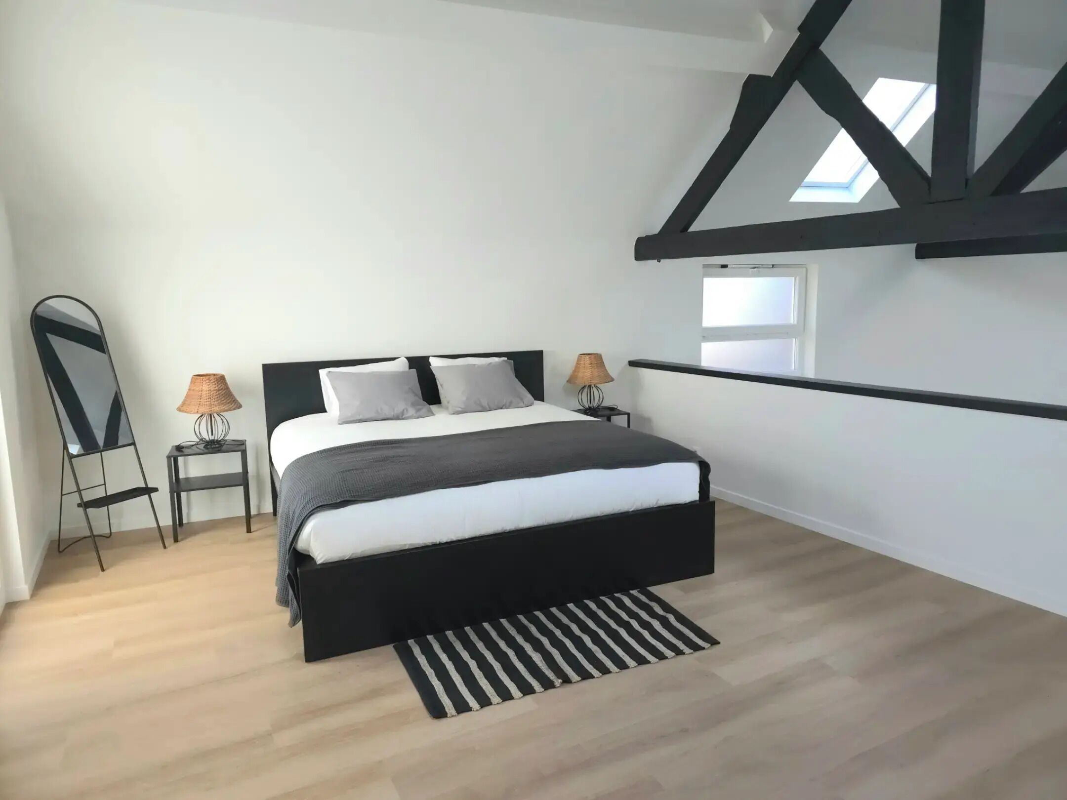 Een strijkplank/strijkijzer, wifi, beddengoed