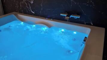 Dusj, hårføner, håndklær og såpe