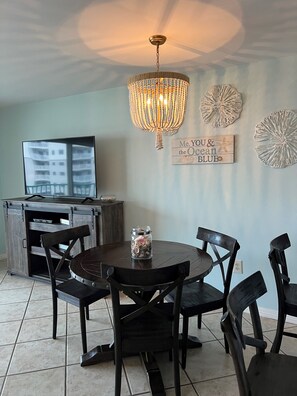 Dining - Charming Beach Front Family Friendly Condo (Gulf Shores)