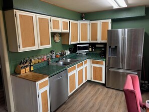 Private kitchen - quiet home on dead end street  10 minutes from k.c., on 7 acres sleeps up to 10 (Kansas City)