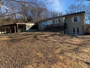 Exterior - quiet home on dead end street  10 minutes from k.c., on 7 acres sleeps up to 10 (Kansas City)