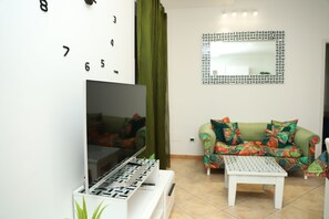 Family Apartment, Balcony, Beach View | Living area | 30-inch flat-screen TV with satellite channels - La casetta sul mare (San Lucido)