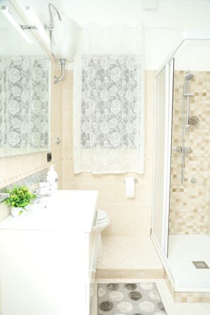 Family Apartment, Balcony, Beach View | Bathroom - La casetta sul mare  (San Lucido)