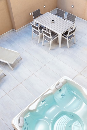 Basic-dobbeltværelse - byudsigt | Udendørs spisemuligheder