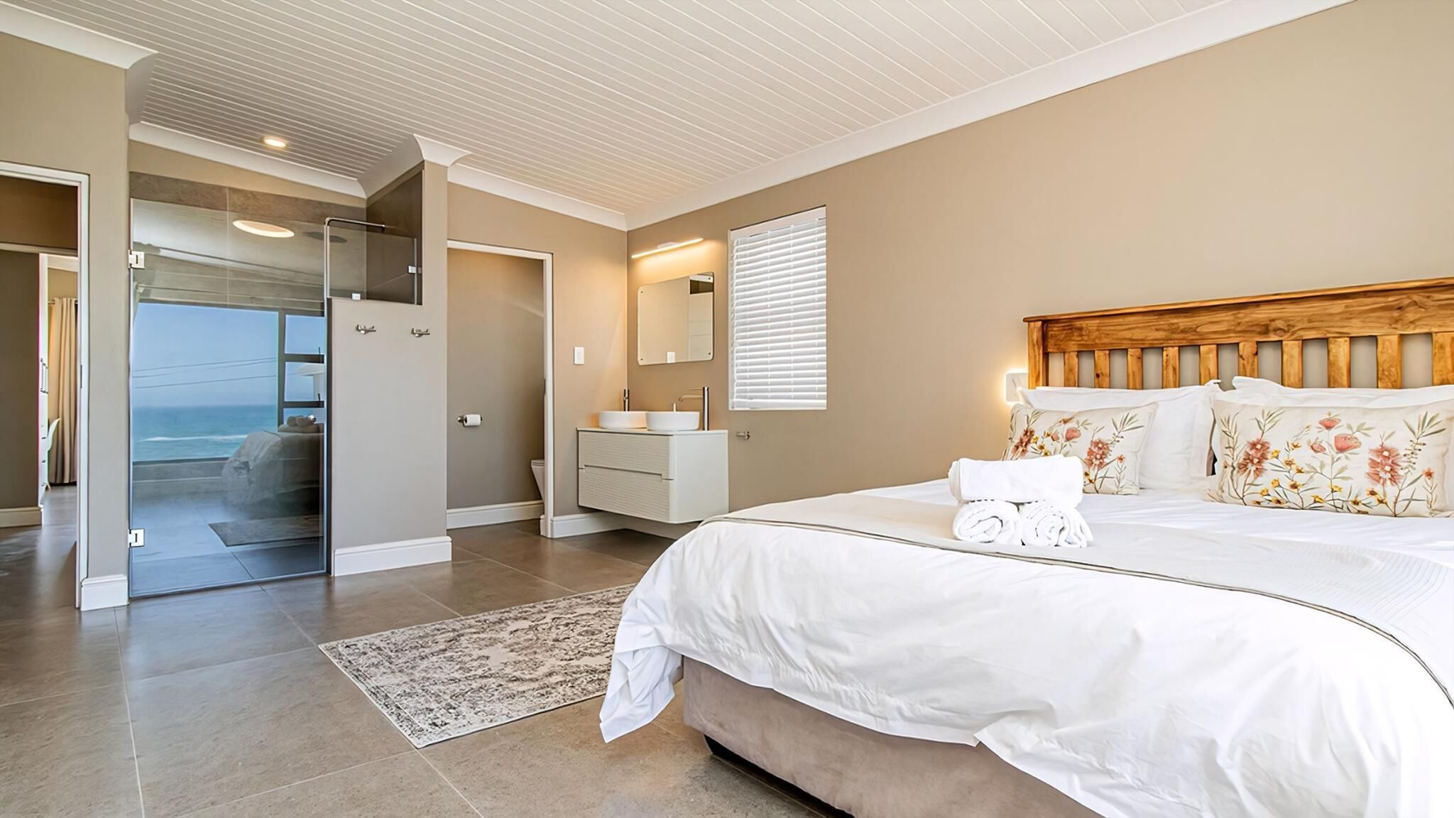 4 bedrooms, desk, iron/ironing board, free WiFi