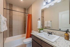 Douche, sèche-cheveux, serviettes fournies, shampoing