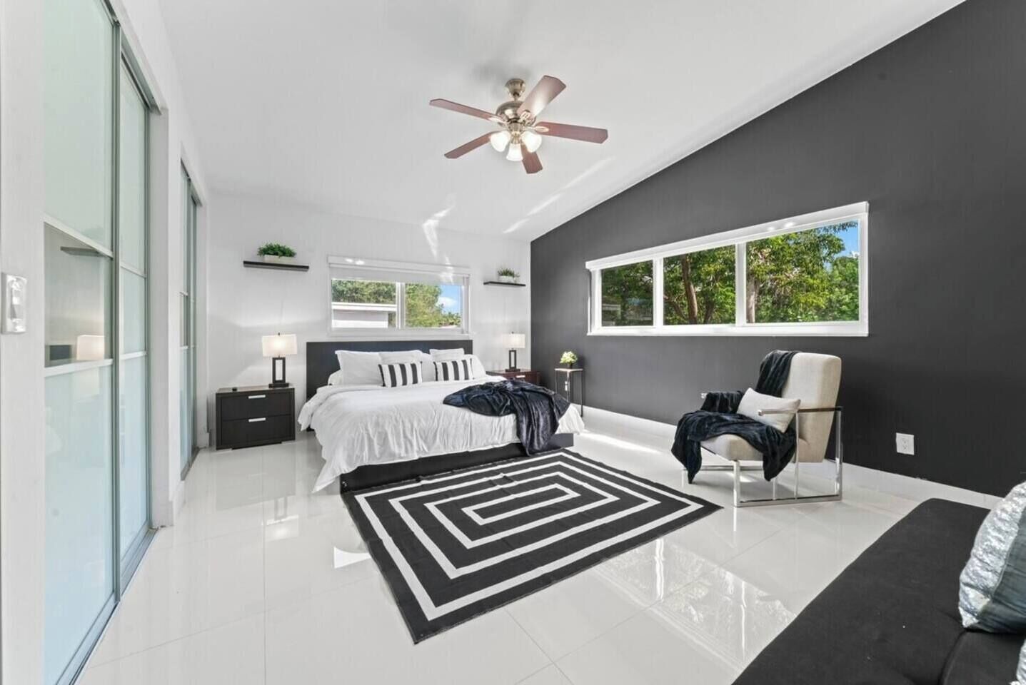 Silitysrauta/-lauta, vauvan matkasänky, Wi-Fi, vuodevaatteet