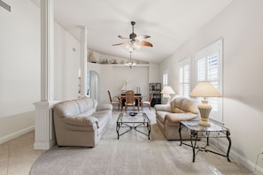 Smart TV, offices - 🌴Easy Beach Access | Pet Friendly | Awesome Patio and Backyard | Palm Haven🌴 (New Smyrna Beach)