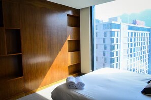 Tabla de planchar con plancha, wifi y ropa de cama 