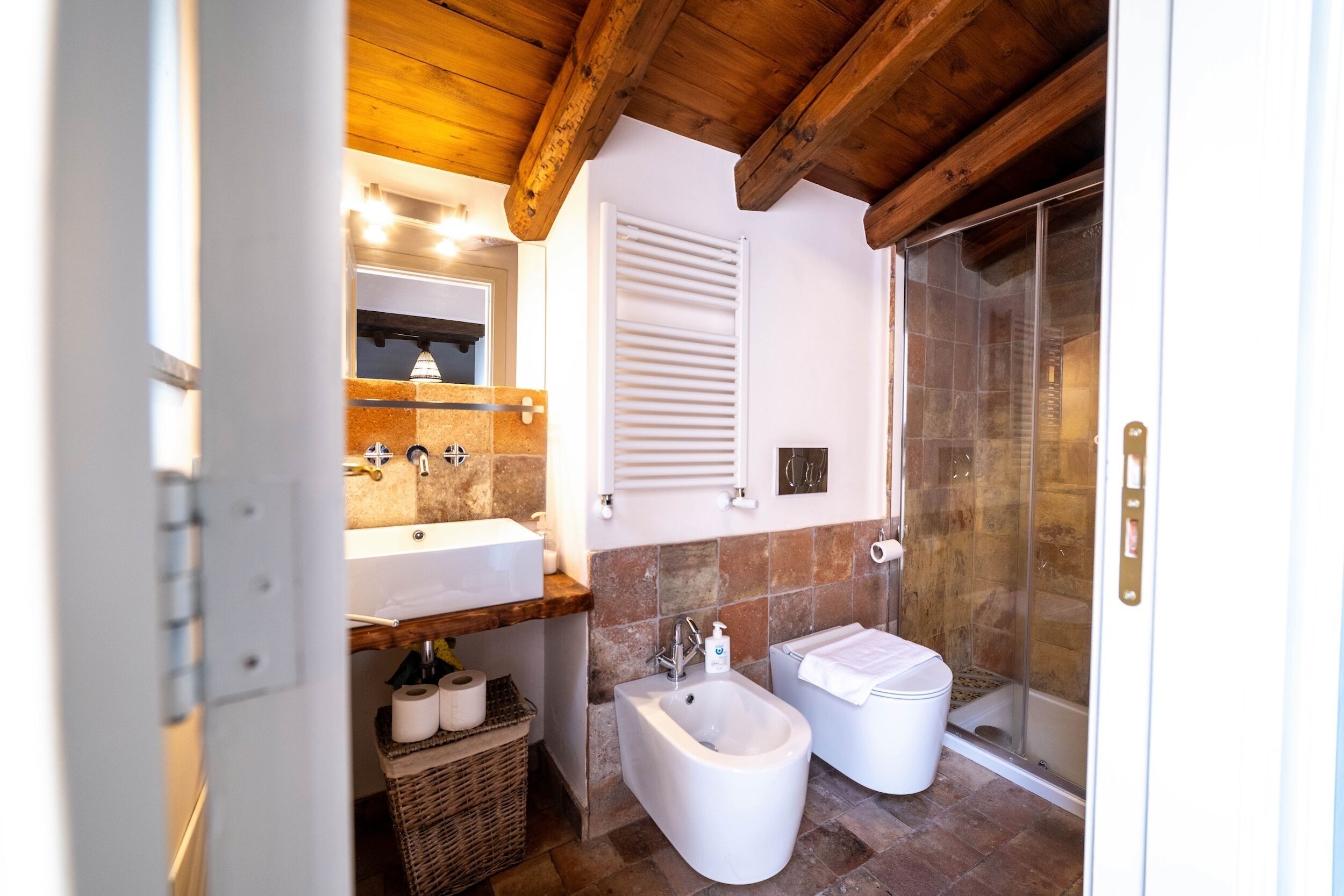 Douche, sèche-cheveux, bidet, serviettes fournies