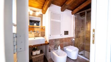 Douche, sĂšche-cheveux, bidet, serviettes fournies