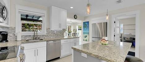 Mikrobølgeovn, ovn, kokeplater og oppvaskmaskin