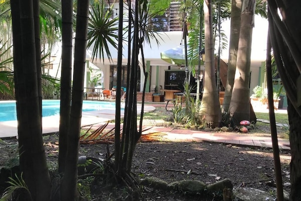 Una piscina al aire libre