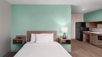 Basic Room, 1 Queen Bed, Mobility Accessible | Hypo-allergenic bedding, desk, laptop workspace, blackout drapes