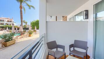 Studio, vue piscine | Vue de la chambre