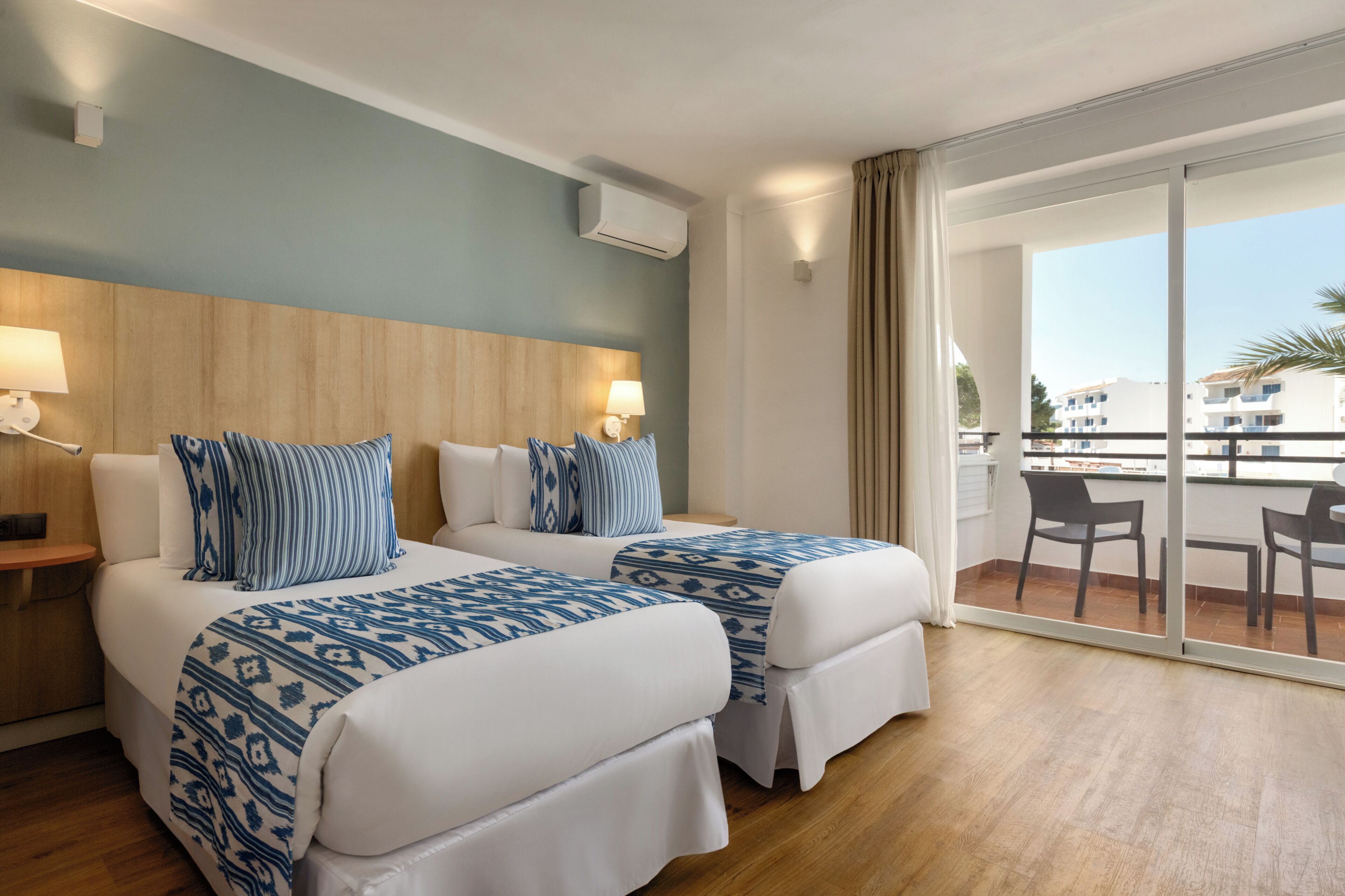 Studio (Apartment, 2 Double Bed or 2 Twin Bed) | Een strijkplank/strijkijzer, gratis wifi