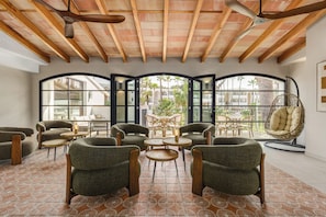 Lobby sitting area - Wyndham Mallorca Portocolom Resort (Portocolom)