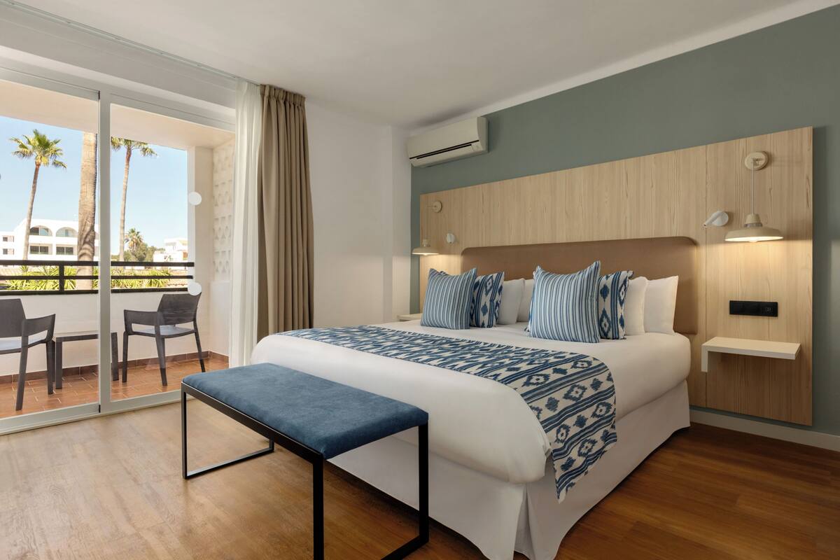 Apartment, 1 Bedroom | Iron/ironing board, WiFi (free)